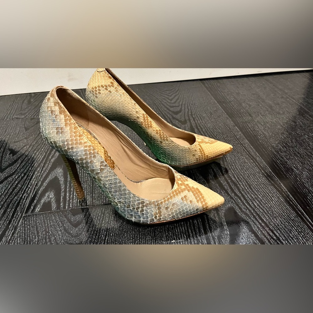 Michael Kors women shoes 
Size 6 1/2
Like new
Genuine python
